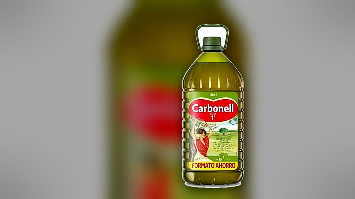 Garrafa de 5 litros de aceite de oliva Carbonell en estantería de Carrefour rodeada de clientes en compra de verano