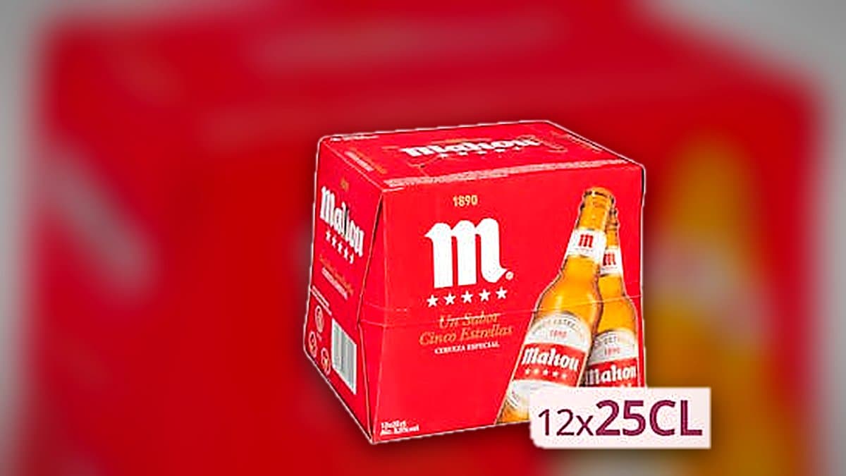 Pack de cerveza Mahou especial sobre mesa de terraza con vasos de cerveza dorada y luz de atardecer
