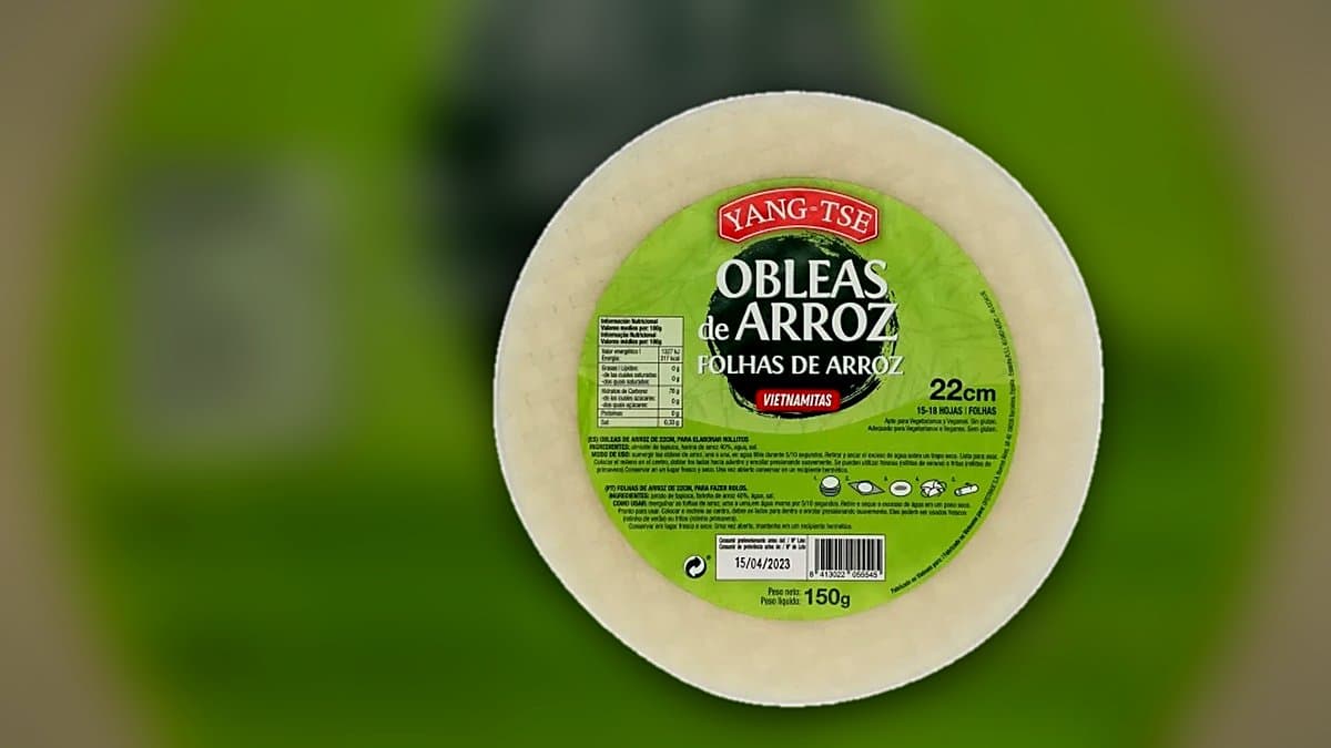 Obleas de arroz Yang-Tse de Carrefour junto a rollitos vietnamitas frescos con verduras y hierbas en preparación