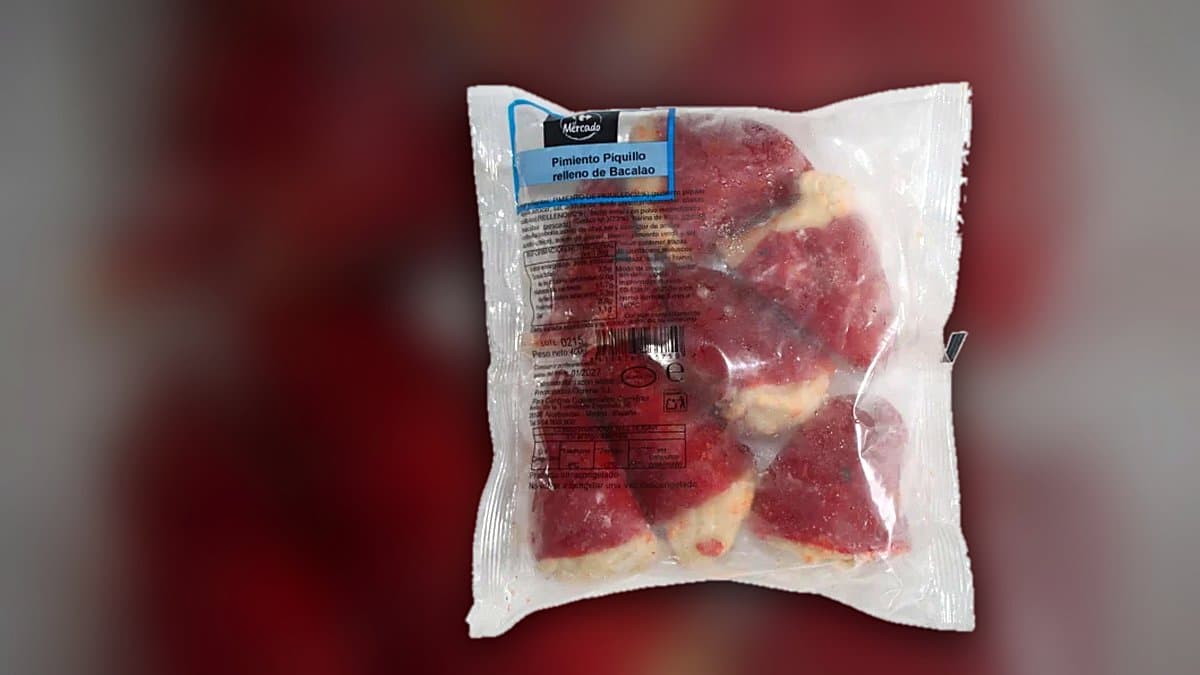 Bandeja de pimientos del piquillo rellenos de bacalao congelados de Carrefour, lista para horno, en mesa de madera