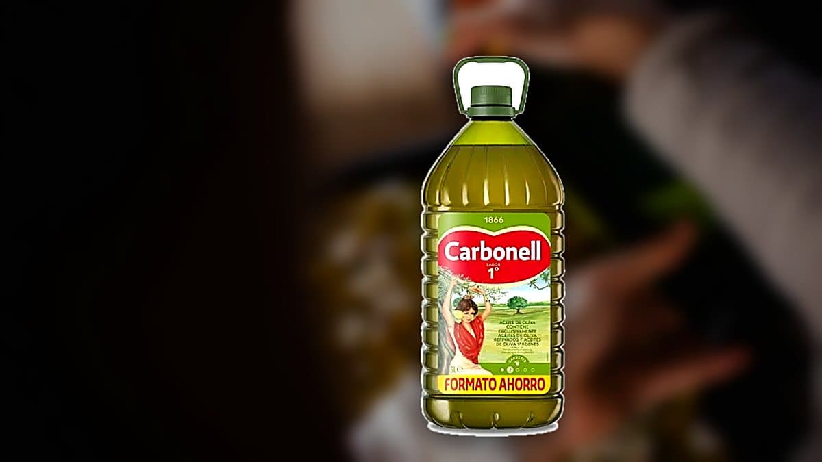Garrafa de 5 litros de aceite de oliva Carbonell en estantería de Carrefour rodeada de clientes en compra de verano
