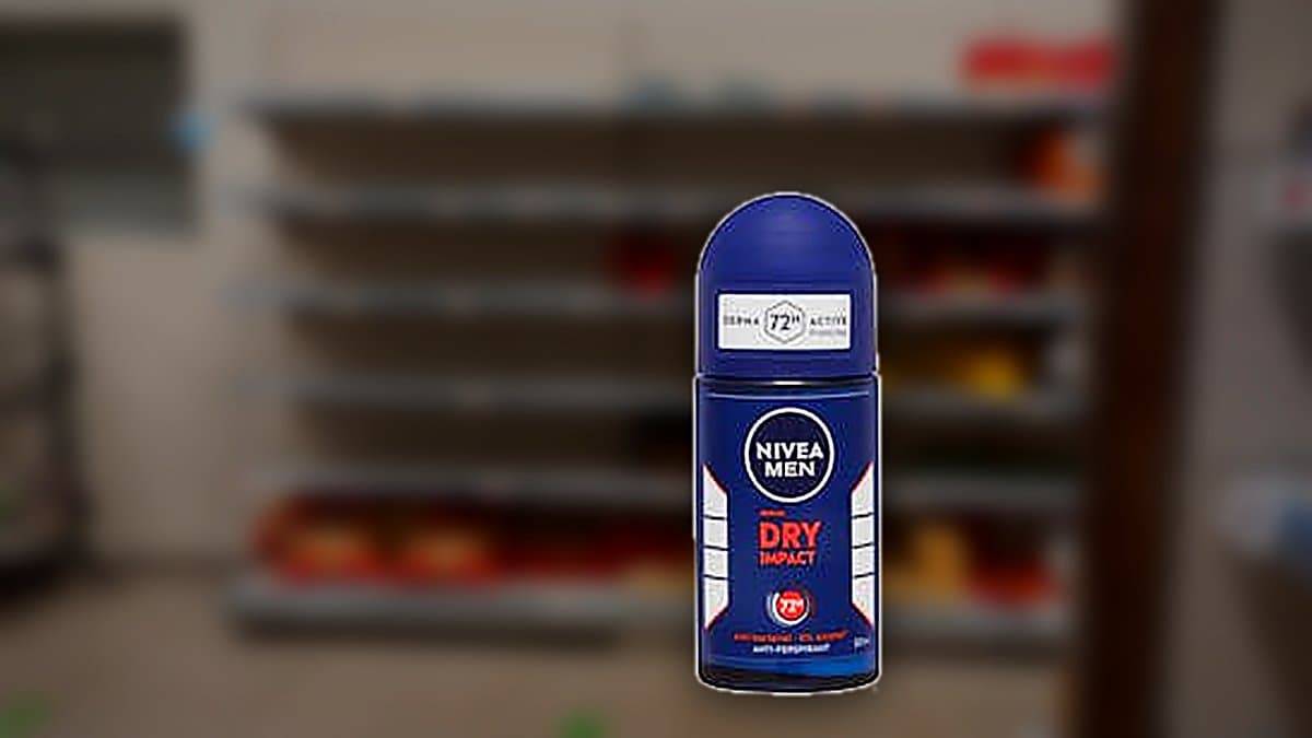 Frasco de desodorante roll-on Nivea Men Dry Impact sobre repisa de baño con luz matutina suave
