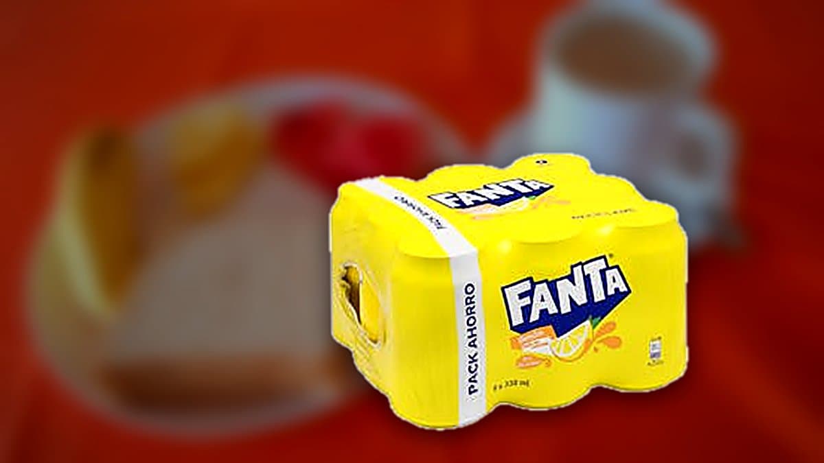 Pack de Fanta limón en el lineal de refresco de un supermercado