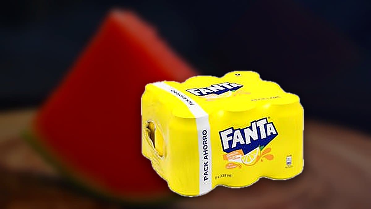 Pack de Fanta limón en el lineal de refresco de un supermercado