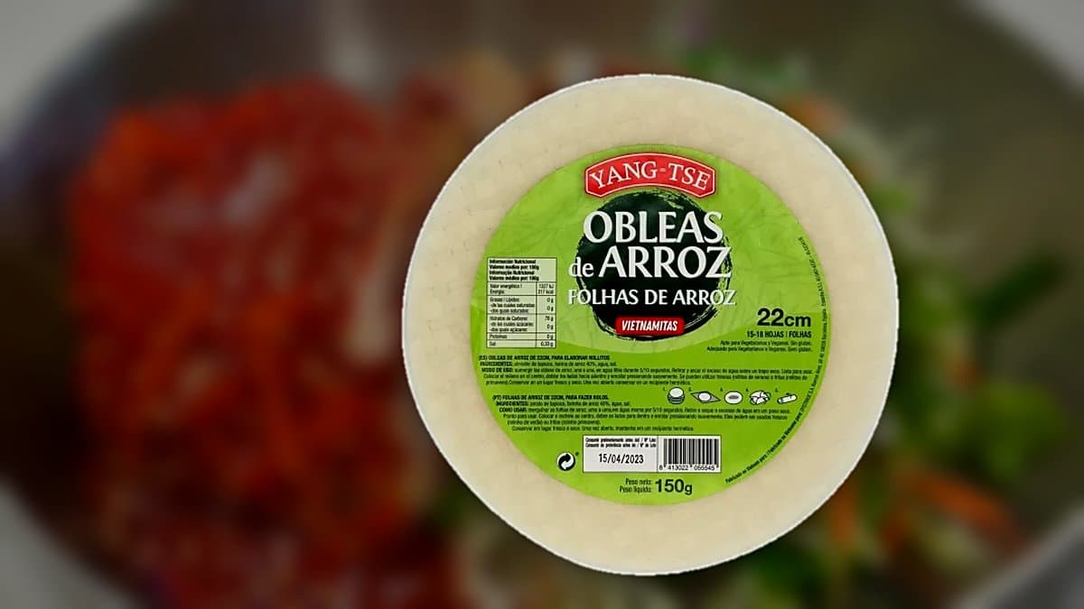 Obleas de arroz Yang-Tse de Carrefour junto a rollitos vietnamitas frescos con verduras y hierbas en preparación