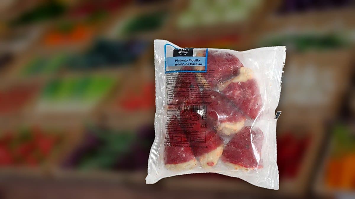 Bandeja de pimientos del piquillo rellenos de bacalao congelados de Carrefour, lista para horno, en mesa de madera