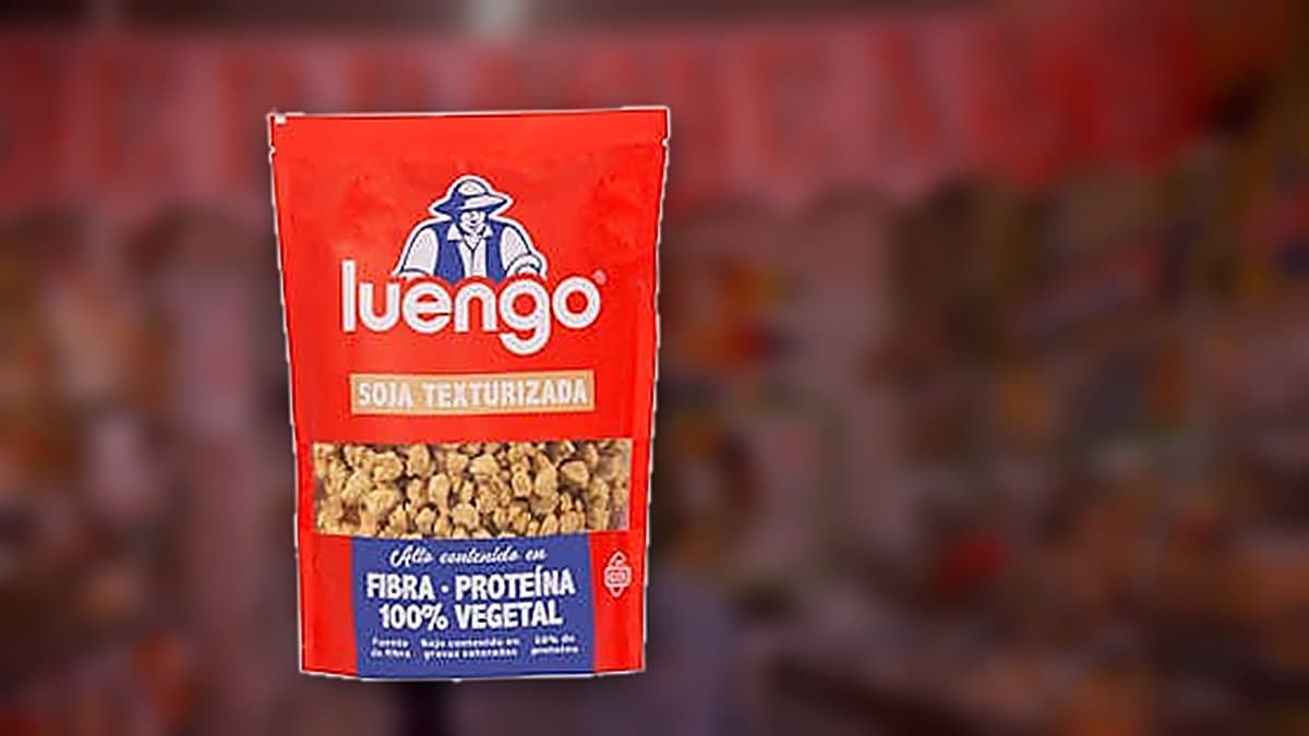 Tazón con soja texturizada Luengo junto a plato de boloñesa casera, paquete de producto de fondo con iluminación cálida