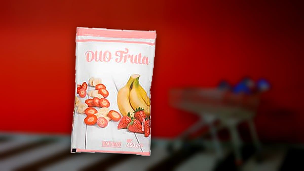 Bolsa de fruta congelada de fresa y plátano de Hacendado en el congelador de un supermercado