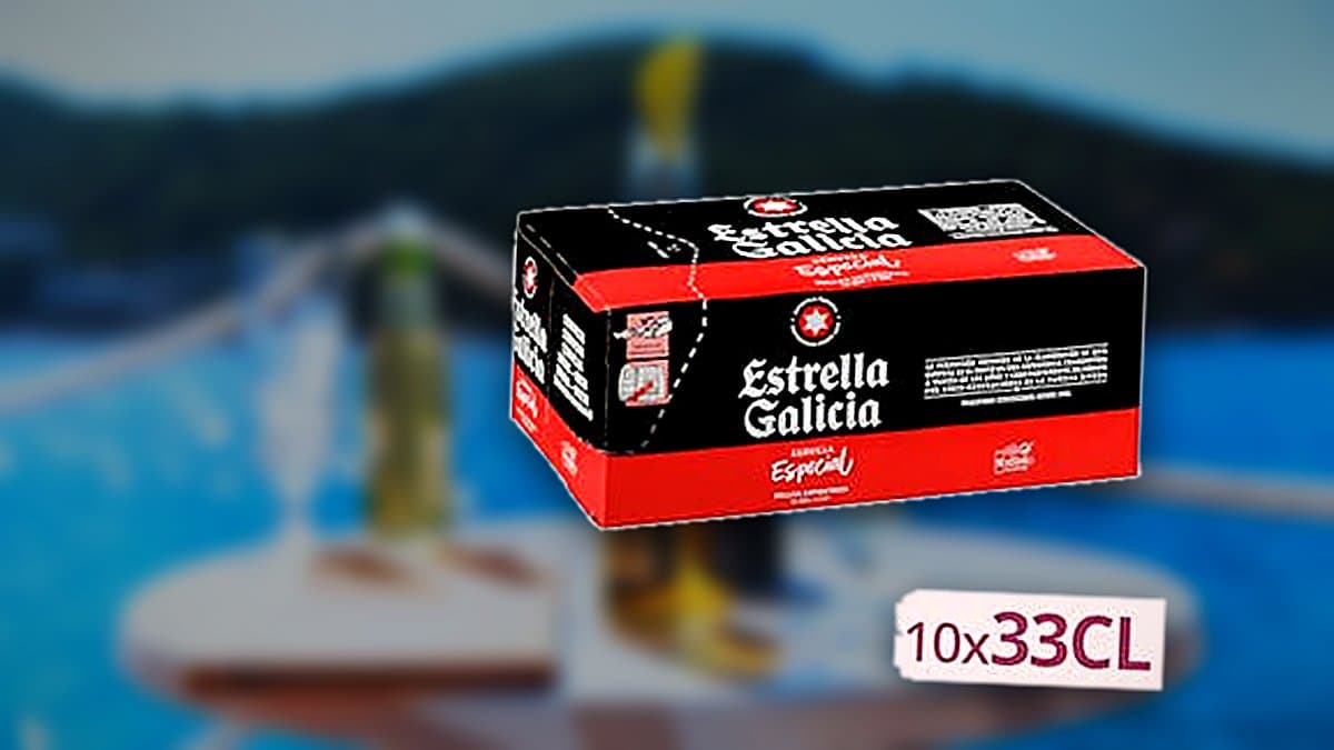 Pack de diez latas de cerveza Estrella Galicia con condensación sobre estantería de supermercado, iluminación de verano