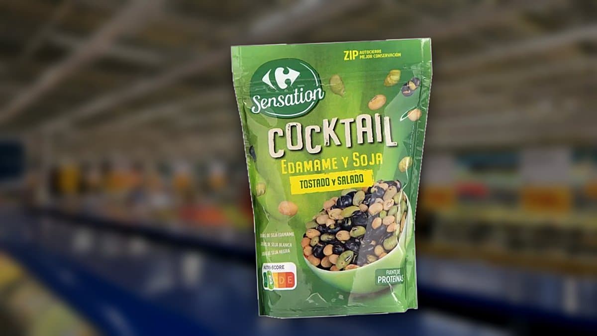 Doypack de edamame y soja Sensation de Carrefour con etiqueta nutricional visible sobre madera