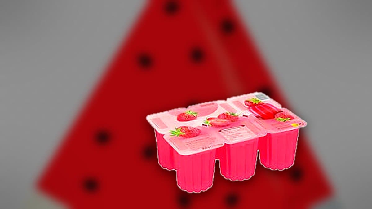 Pack de seis gelatinas de fresa Hacendado en vasos de plástico rojo brillante en la estantería de frigorífico de Mercadona.
