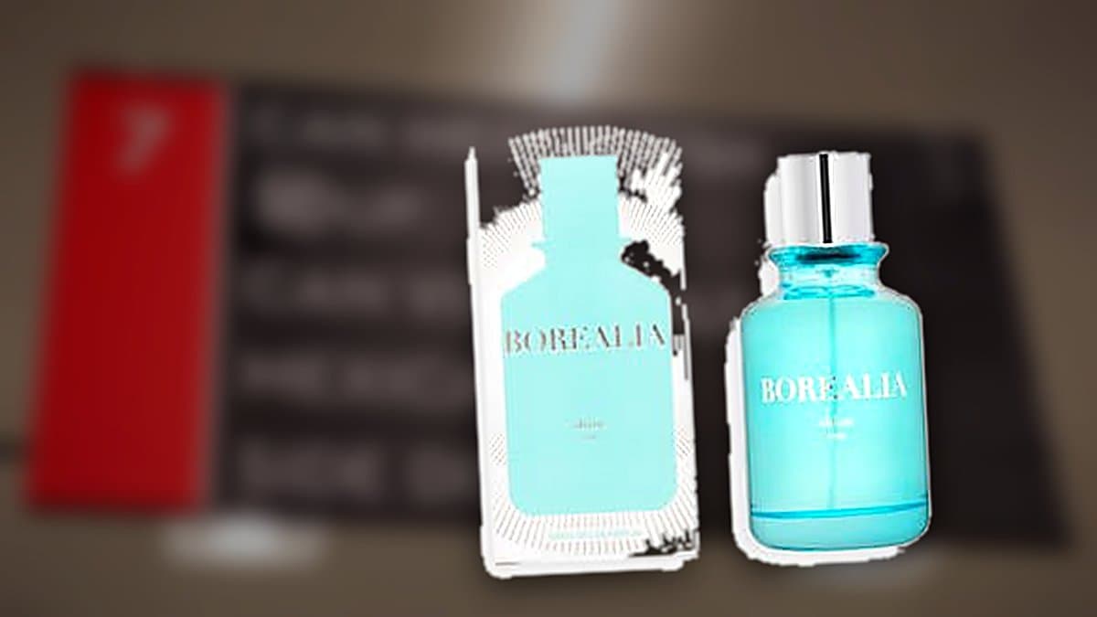 Frasco de eau de parfum Borealia Shine sobre estantería de baño con luz matinal cálida