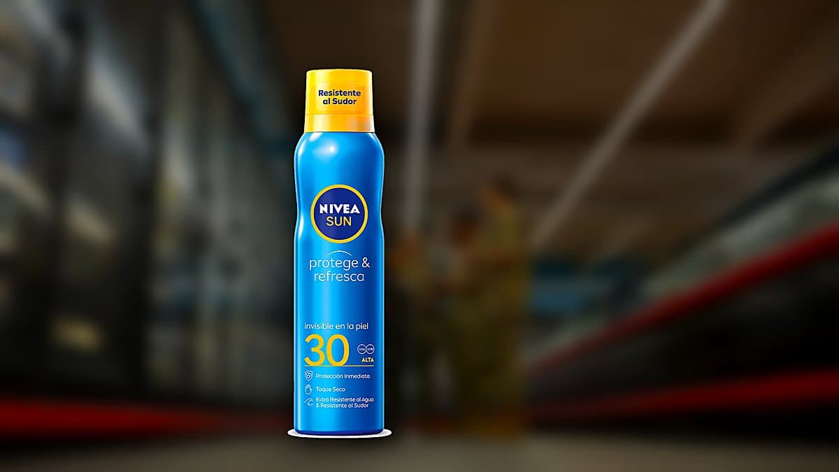 Botellas de protector solar con efecto glow brillante en balda de farmacia bajo luz estival dorada