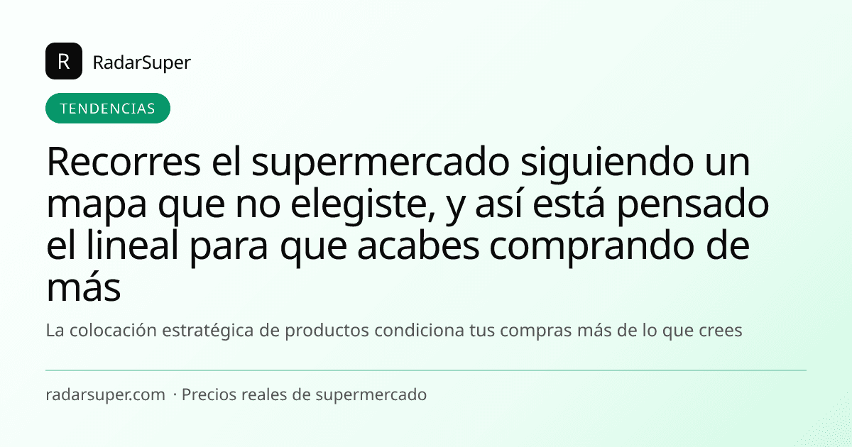 Aisle de supermercado con estantes de productos de colores, cliente empujando carrito, iluminación fluorescente de retail
