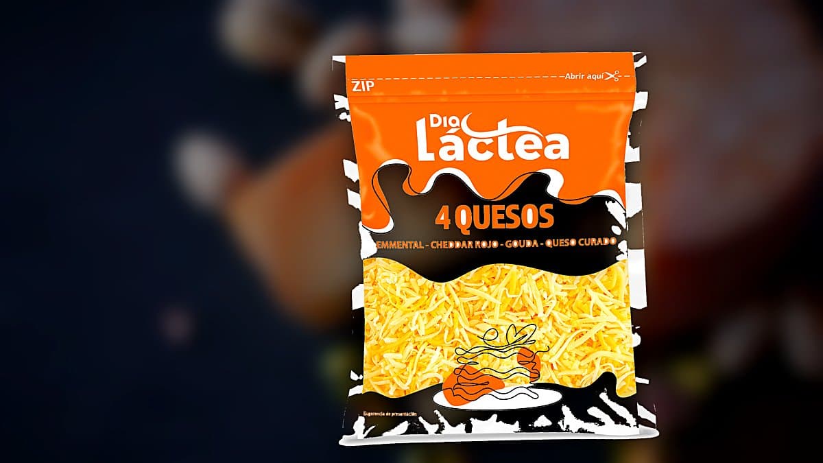 Queso rallado 4 quesos Dia Láctea en su envase de bolsa de 200 gramos sobre superficie de madera rústica