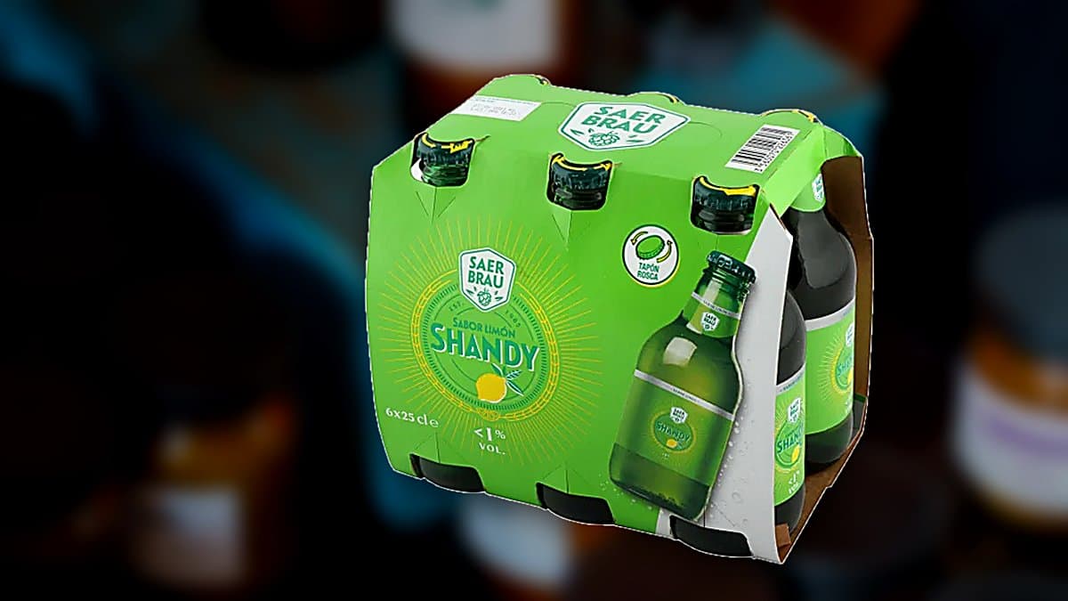 Pack de 6 botellas de cerveza shandy Saer Brau de limón con condensación de frío en una mesa de terraza bajo luz dorada de atardecer.
