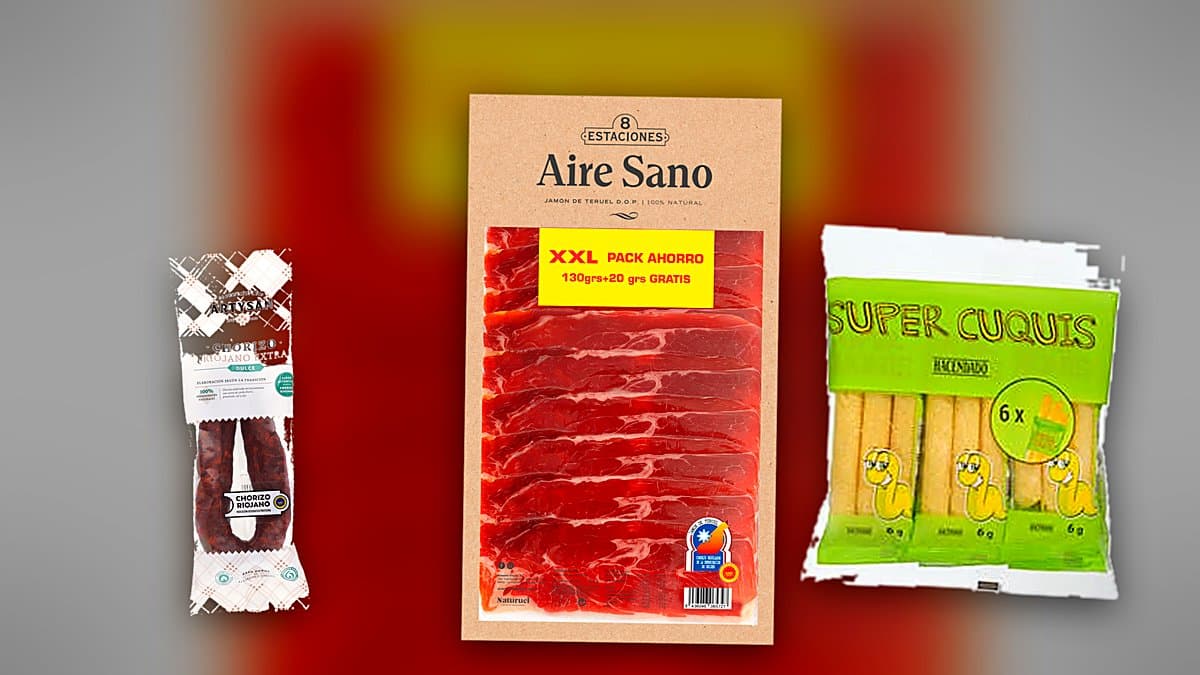 Manos examinando la etiqueta trasera de un producto de supermercado para leer el sello de calidad, bajo luz cálida de cocina