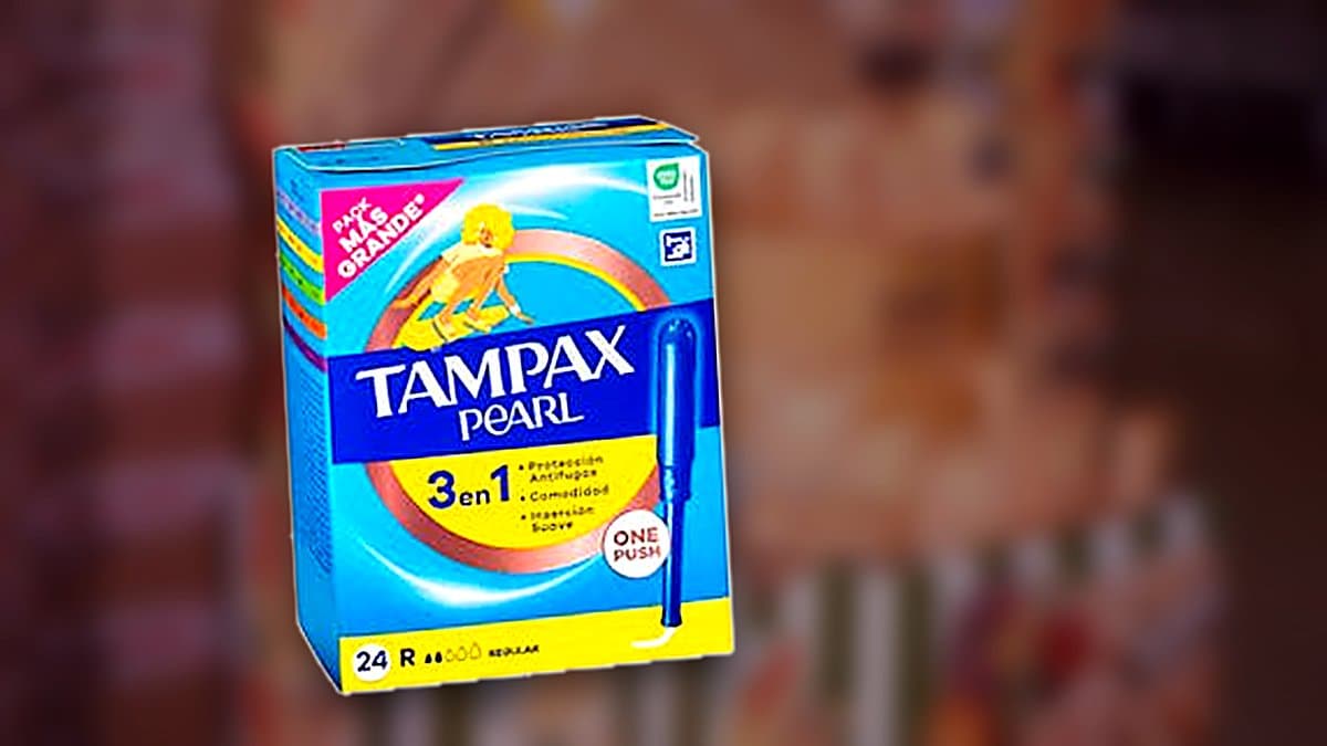 Caja de tampones Tampax Pearl con aplicador en el lineal de higiene íntima de un supermercado