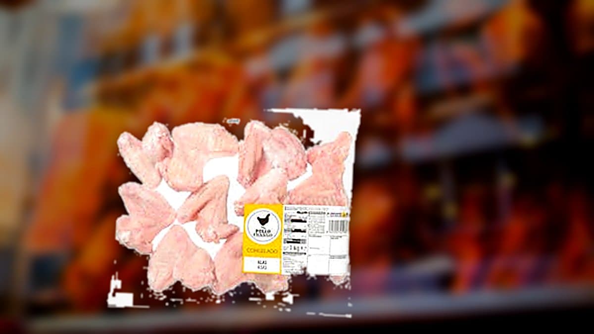 Bolsa de alas de pollo congeladas con escarcha en el congelador de Mercadona