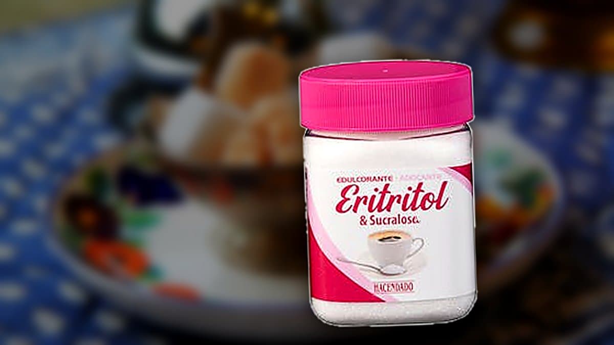 Bote blanco de edulcorante Hacendado junto a taza de café y cucharilla en encimera de cocina, luz matinal suave