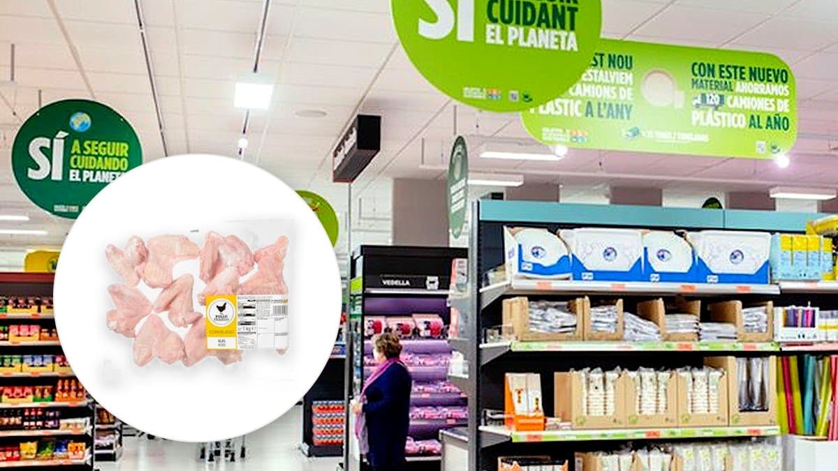 Bolsa de alas de pollo congeladas con escarcha en el congelador de Mercadona