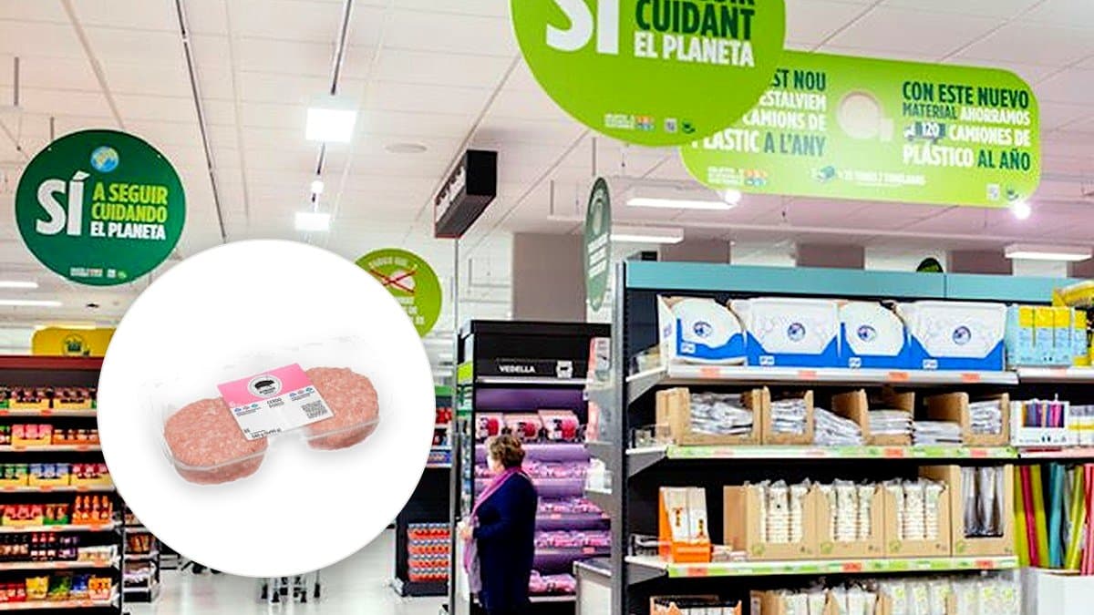 Hamburguesas de cerdo crudas sobre bandeja de madera, marinadas y listas para la plancha, luz natural de verano, sin marcas