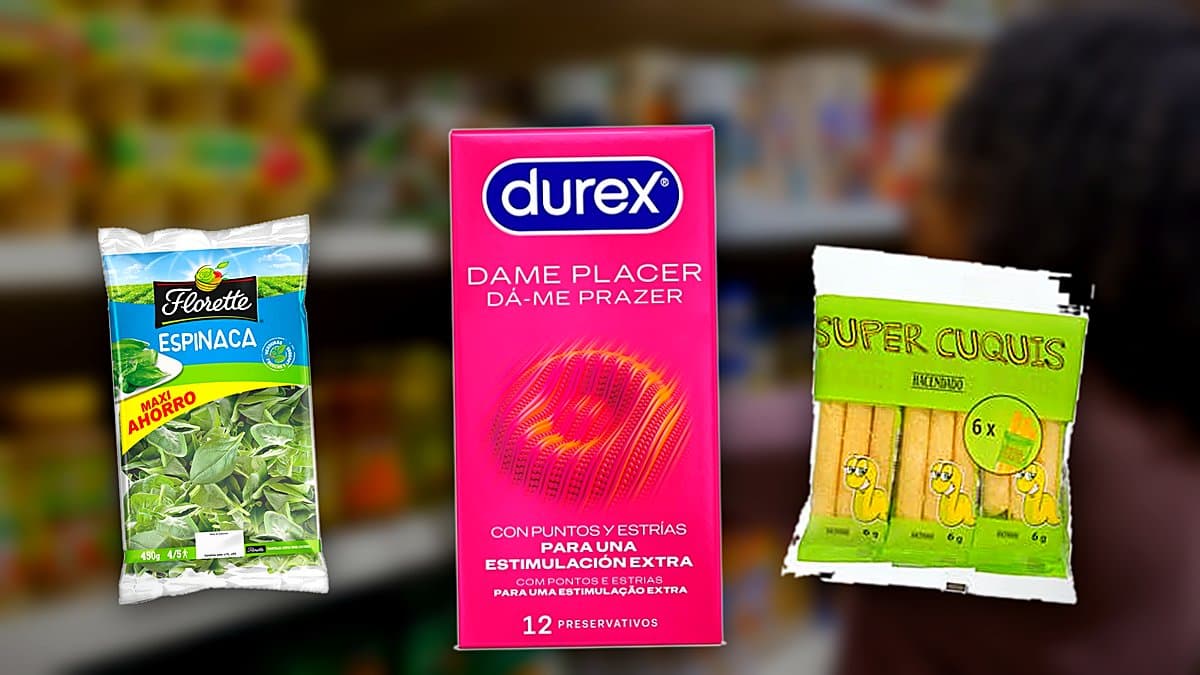Mano sosteniendo teléfono con app de supermercado junto a recibos y cupones de papel sobre mesa con luz natural