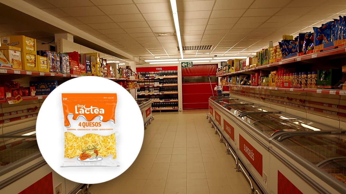 Queso rallado 4 quesos Dia Láctea en su envase de bolsa de 200 gramos sobre superficie de madera rústica