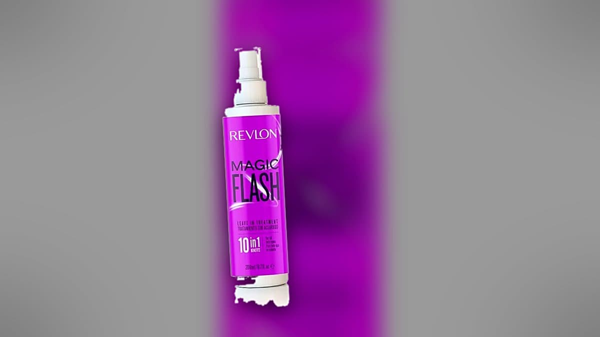 Botella de Revlon Magic Flash en una repisa de baño con toalla húmeda y cepillo, luz natural de verano