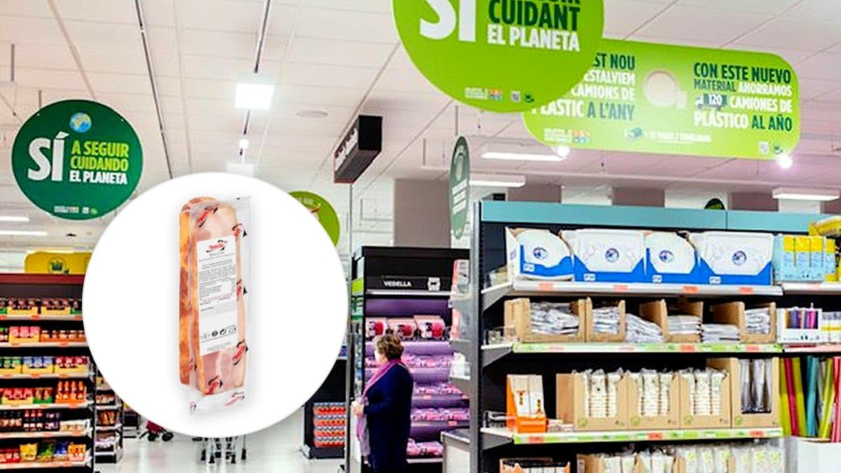 Bacón ahumado Monells en bandeja abierta junto a pan tostado, luz natural de mañana