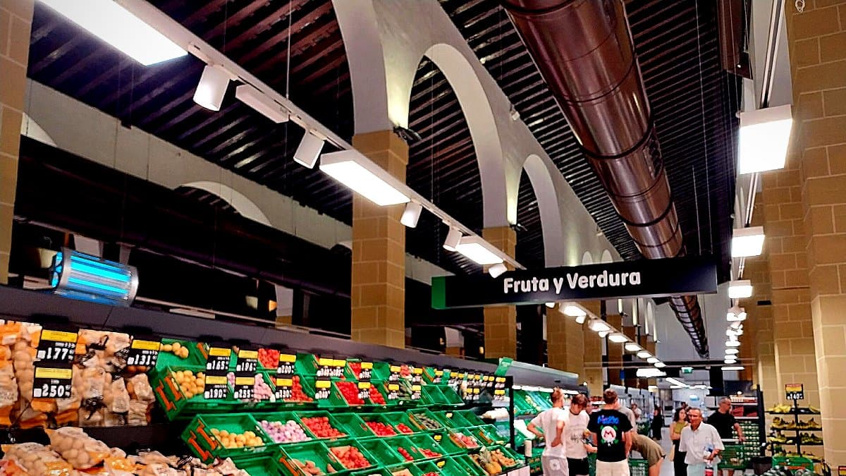 Lineal de Mercadona con productos de desayuno saludable: yogures, cereales y batidos organizados, iluminación cálida de tienda