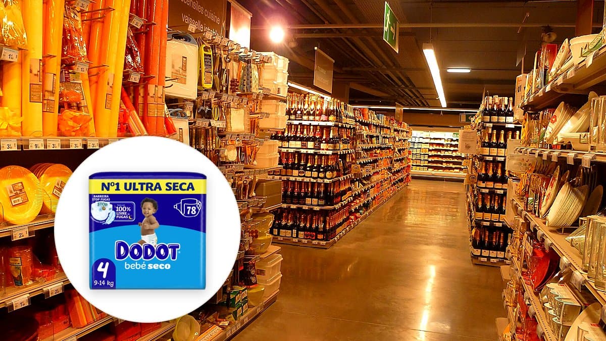 Paquete de pañales Dodot Seco T4 de 78 unidades en un carrito de compra de supermercado