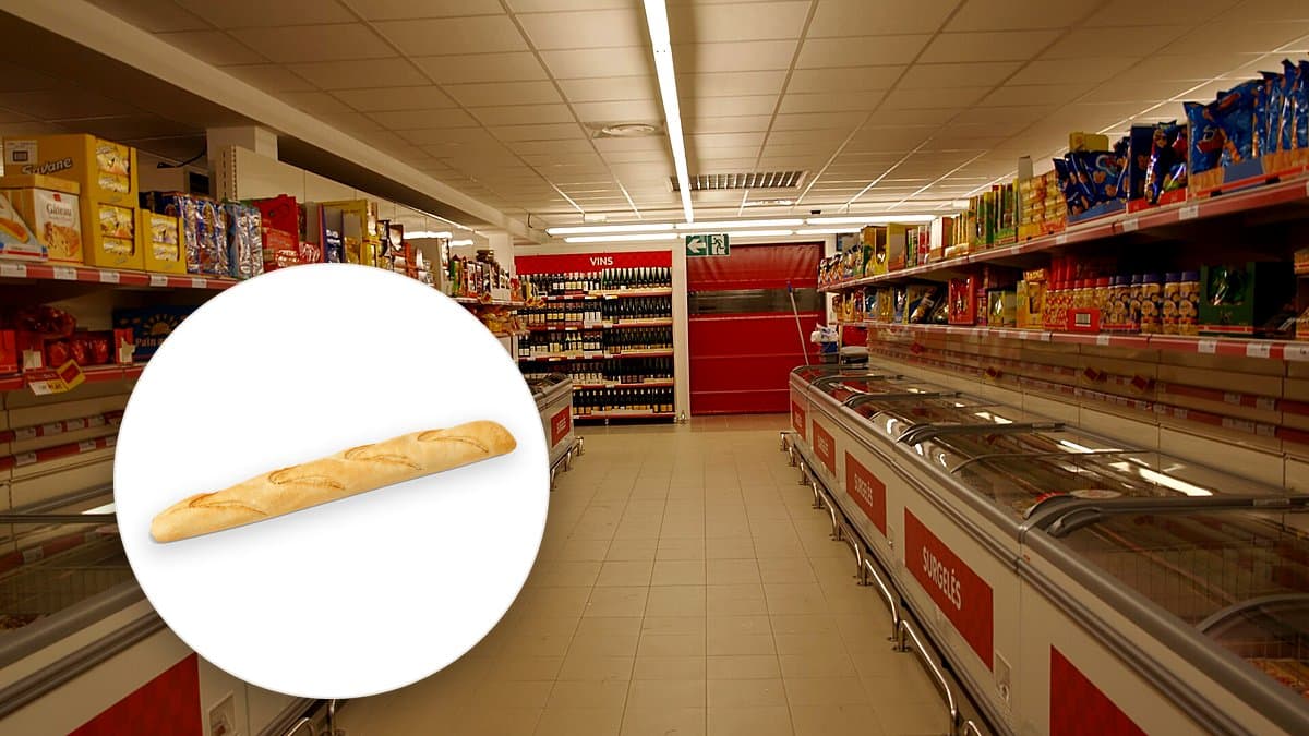 Una barra parisienne El Molino de Día fresca en empaque sobre mostrador de panadería.