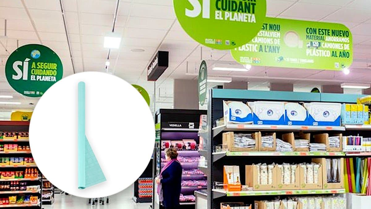 Manteles de papel de colores doblados sobre una mesa de comedor doméstica lista para una comida estival, con luz natural cálida