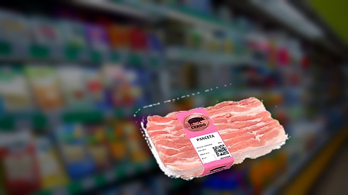 Bandeja de panceta de cerdo fresca en el lineal de Mercadona junto a otros embutidos
