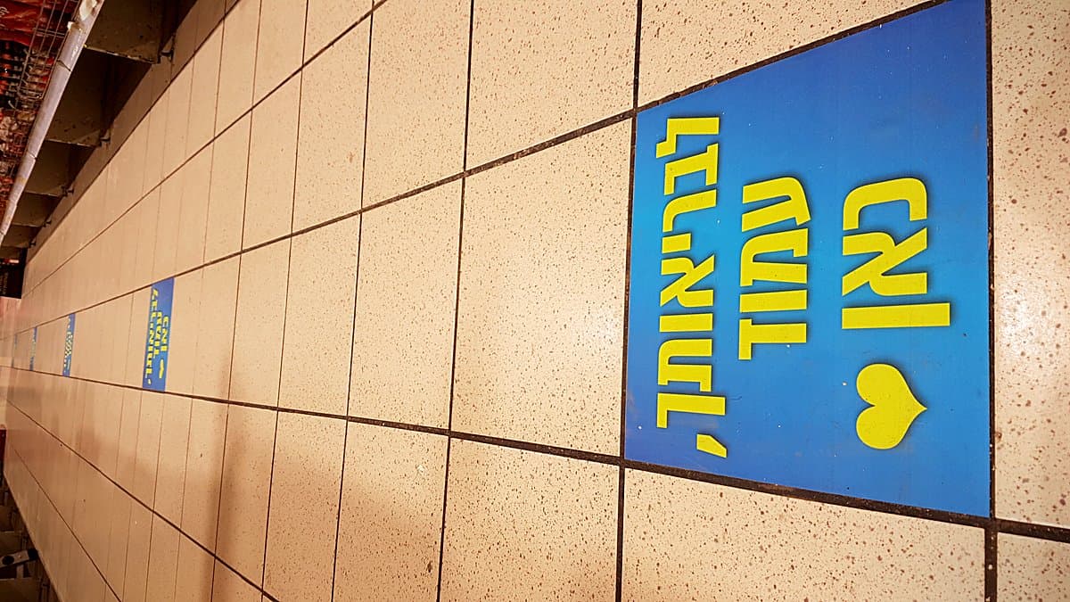 Paquetes de gofres clásicos Hacendado apilados en estante de supermercado con iluminación de tienda, composición editorial.