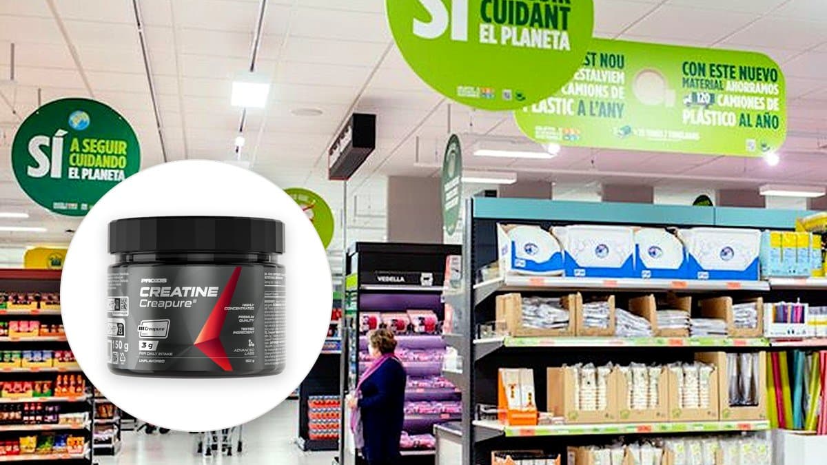 Bote de creatina blanco de Mercadona junto a botella de agua deportiva sobre estantería con iluminación natural clara