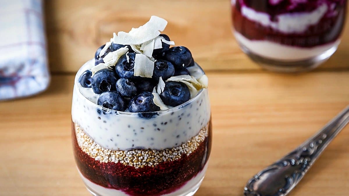 Tres productos saludables nuevos de Mercadona en verano: yogur, bebida sin azúcar y snack sobre mostrador de cocina con luz natural