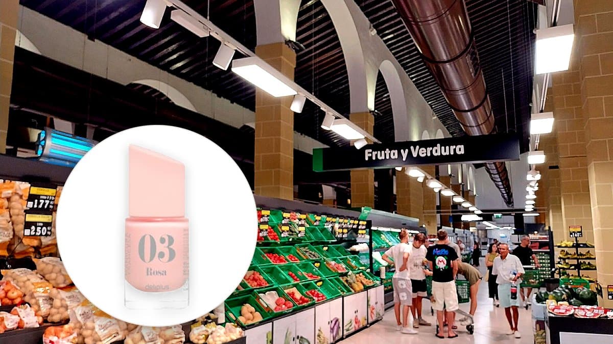 Frasco de laca de uñas rosa Deliplus sobre estantería de baño blanca con herramientas de manicura, luz natural matutina.