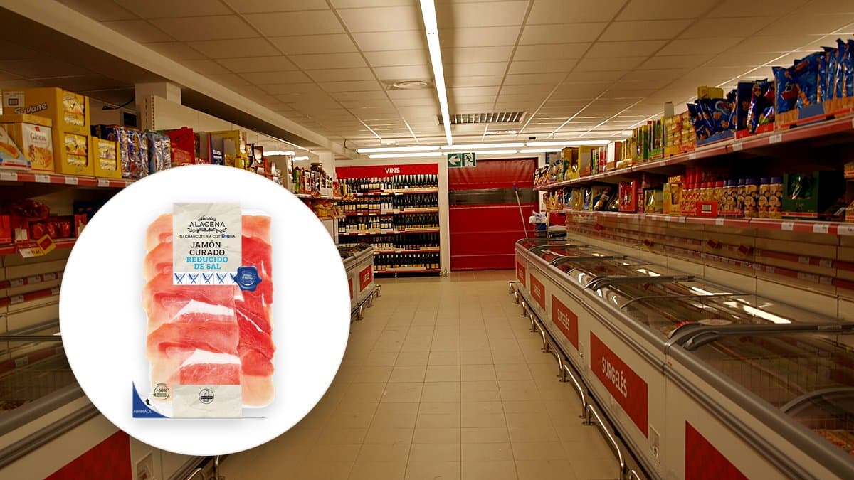Sobre abierto de jamón curado reducido en sal Día Nuestra Alacena 80g sobre tabla rústica con pan y tomate