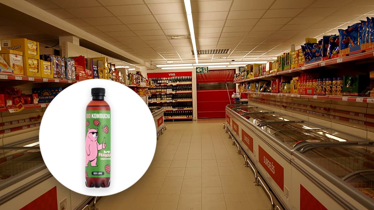 Botellín de kombucha frambuesa Oso Libre de 37 cl en la nevera de Día con condensación en el cristal