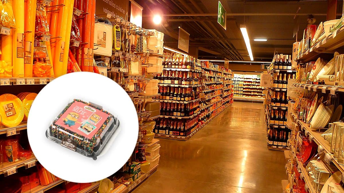 Tarta infantil sin gluten de 750 gramos junto a estante de congelador de supermercado