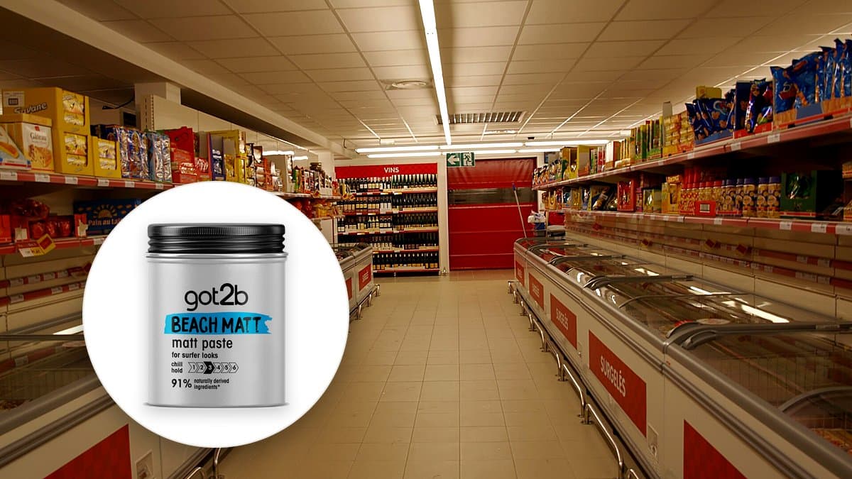 Bote de pasta fijadora Got2b beach boy en estante de supermercado con accesorios de verano.