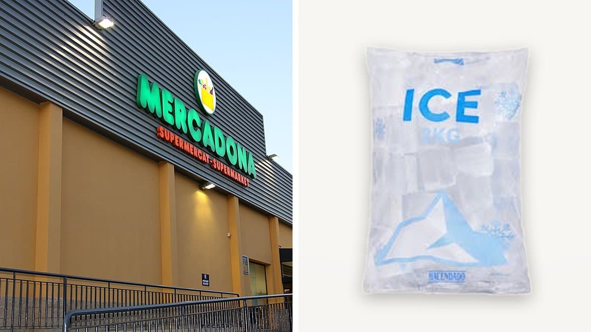 Bolsa de cubos de hielo dentro del congelador de un supermercado, con escarcha en el plástico y vapor frío