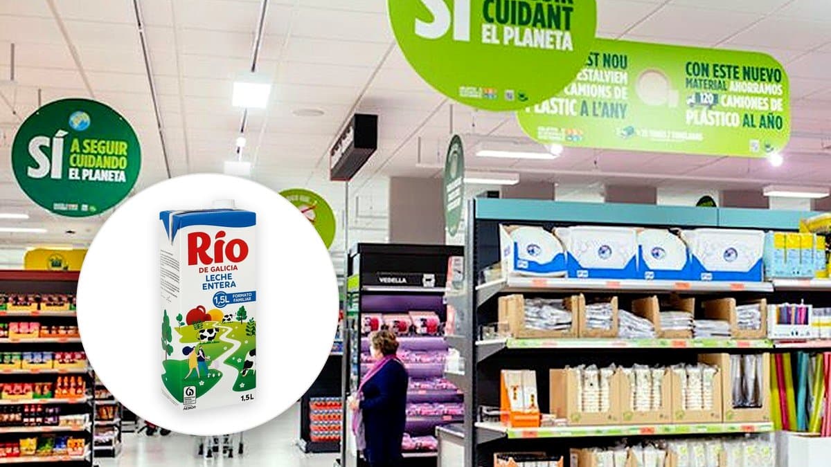 Estante de nevera en supermercado con botellas y tetrabrik de leche de diferentes marcas, cliente comparando precios