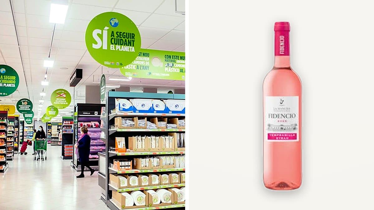 Botella de vino rosado Fidencio sobre mesa de madera rústica al atardecer, con dos copas llenas al lado, olivos borrosos de fondo