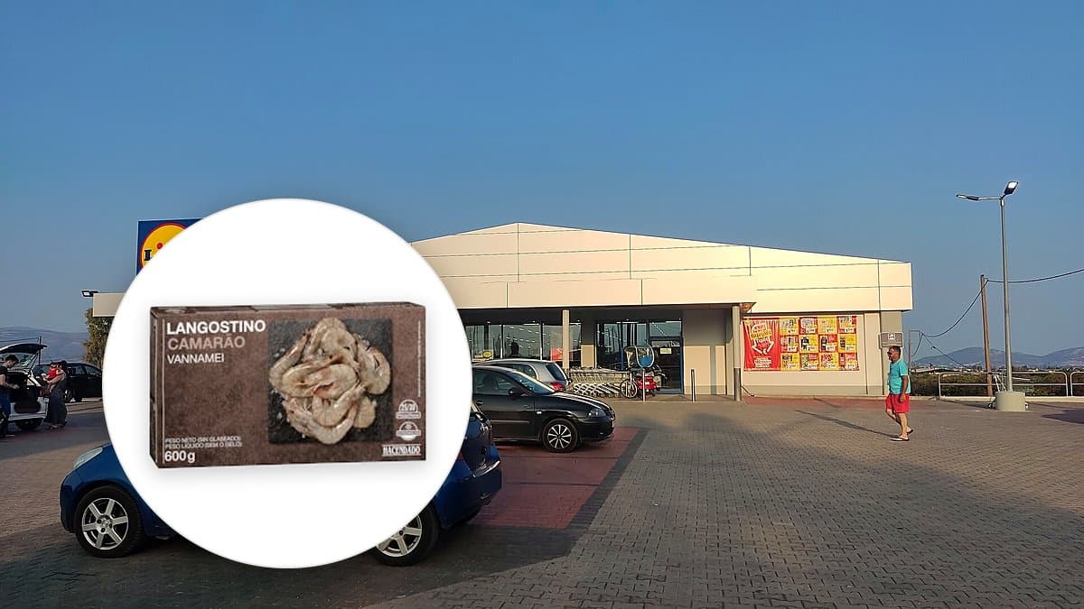 Caja de langostino crudo ultracongelado de Hacendado en el congelador de Lidl bajo luz azul de ultracongelación