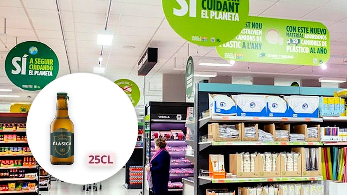 Botellas de cerveza Clásica Steinburg refrigeradas en la nevera de Mercadona con condensación, detalle de consumo estival