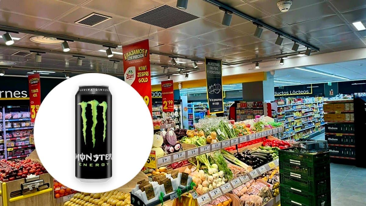 Lata de bebida energética Monster Energy sobre estante refrigerado de supermercado con condensación y luz azul