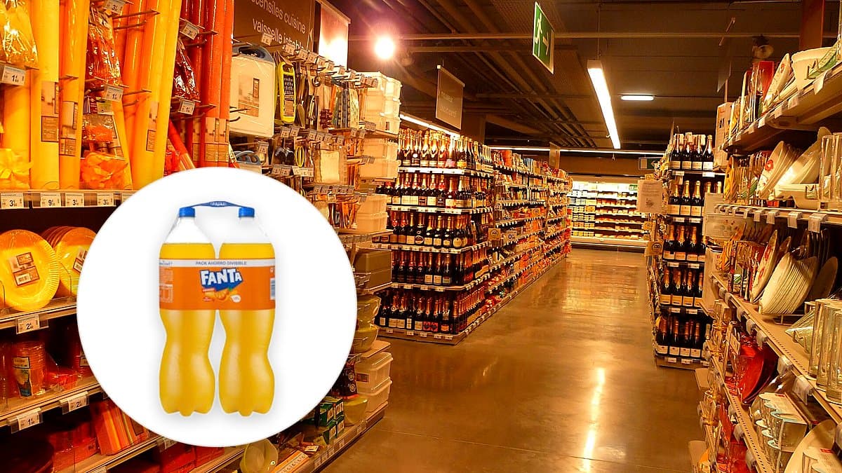 Pack de Fanta naranja multipack y recibo de compra sobre mesa de cocina con luz natural